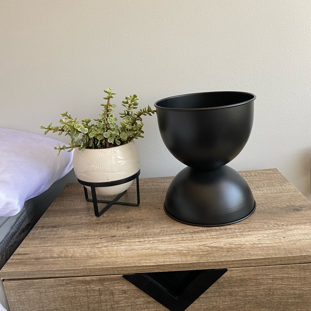 black ceramic plant vase